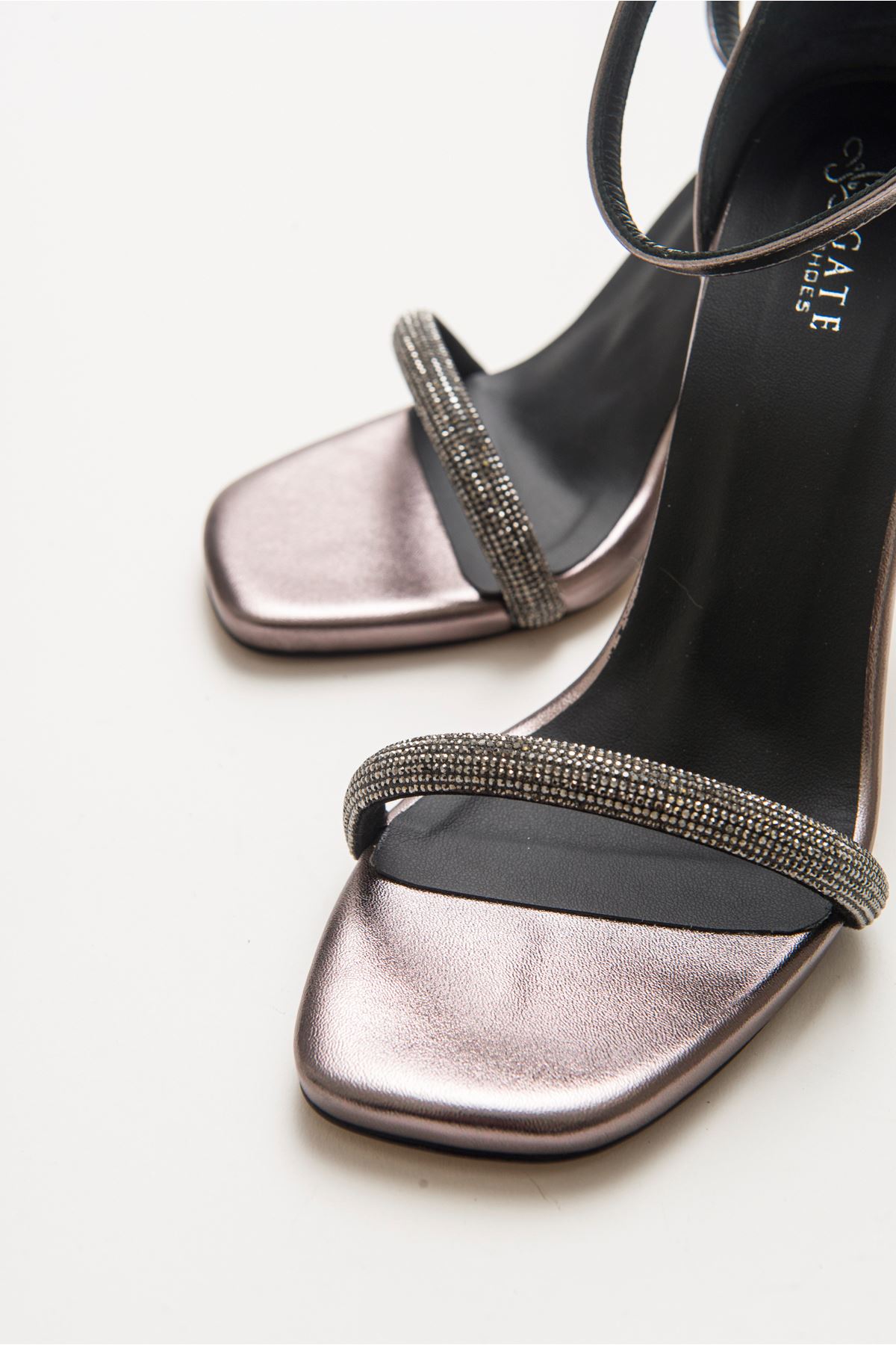 Cinzia Parlak Abiye Yüksek Topuk Taşlı Bilekten Bağlamalı Kadın Gece Ayakkabısı Gate Shoes-Platin