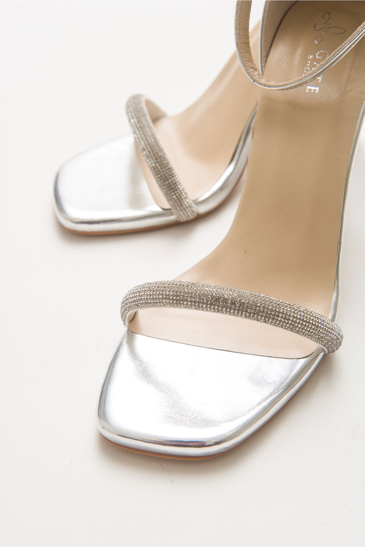 Cinzia Parlak Abiye Yüksek Topuk Taşlı Bilekten Bağlamalı Kadın Gece Ayakkabısı Gate Shoes-Gümüş
