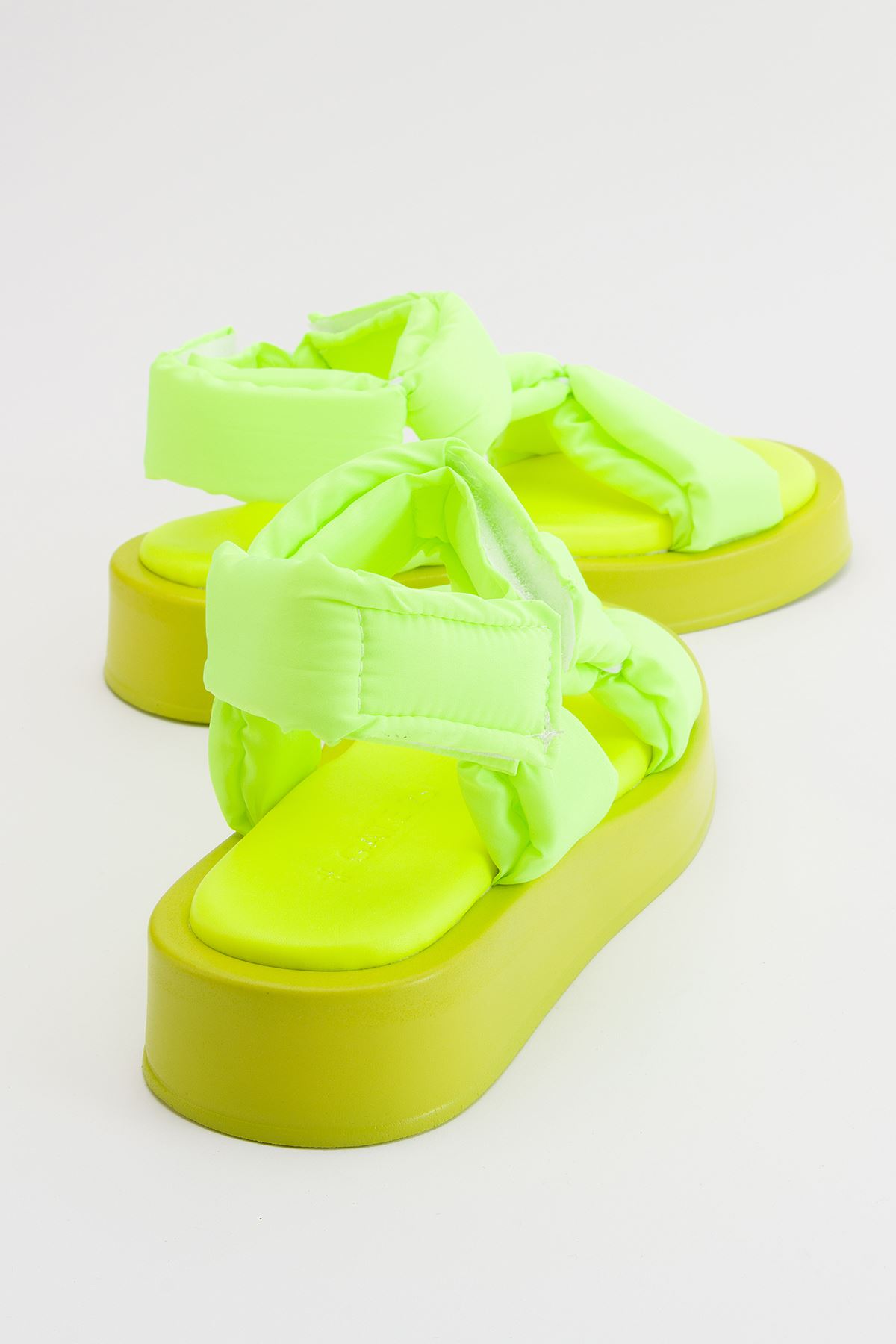 Yüksek Taban Cırt Cırtlı Pofuduk Kadın Sandalet | Moira-Lime Yeşil