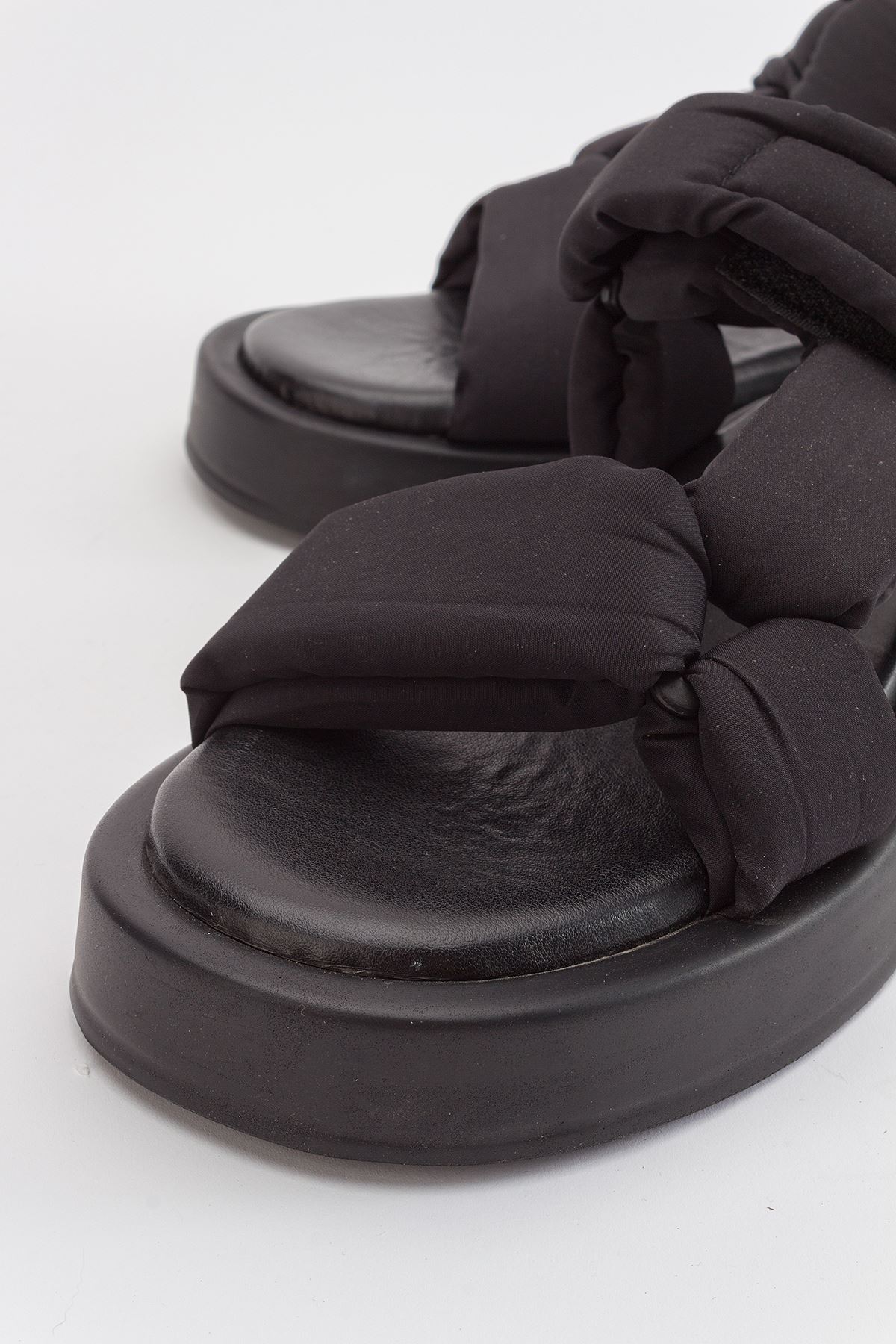 Yüksek Taban Cırt Cırtlı Pofuduk Kadın Sandalet | Moira-Siyah