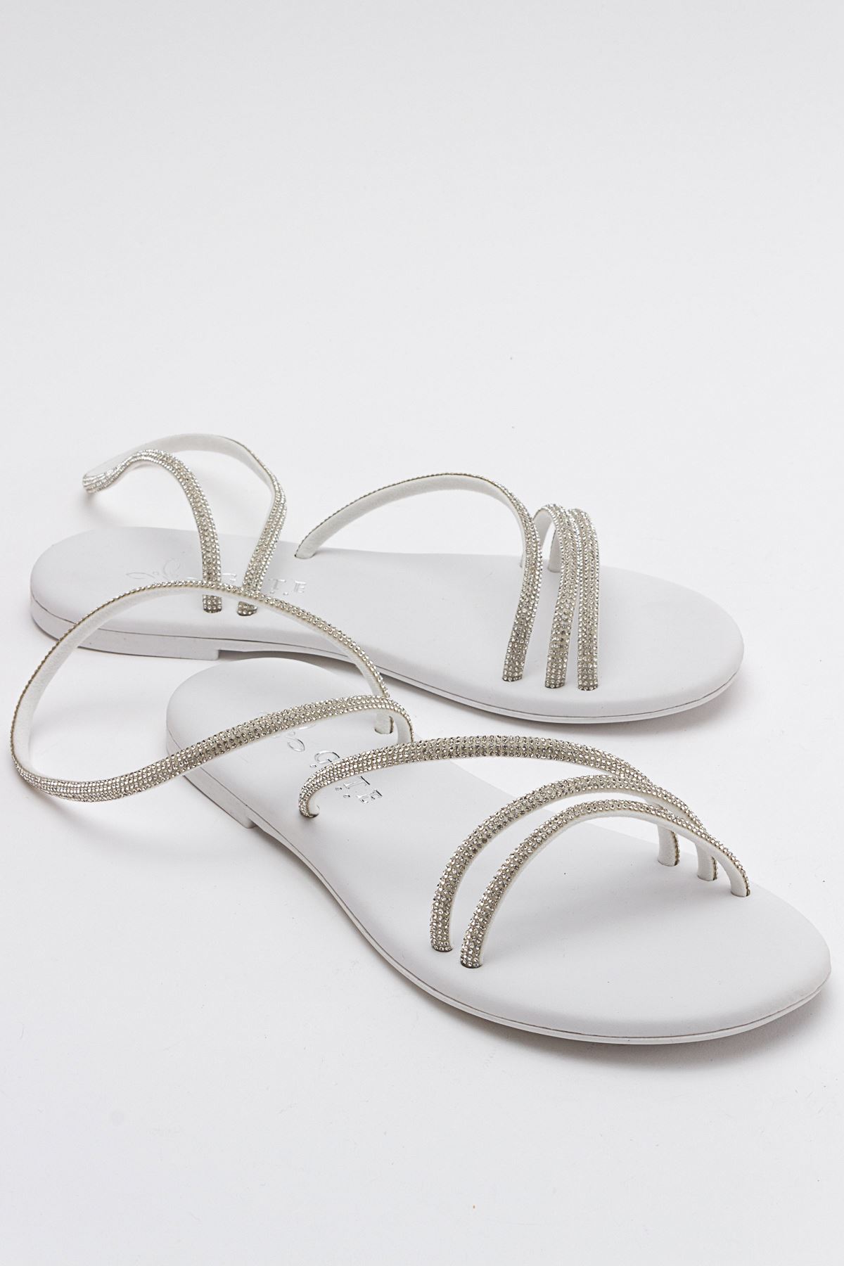 Breta Kristal Parlak Taşlı Alçak Tabanlı Kadın Sandalet Gate Shoes-Gümüş