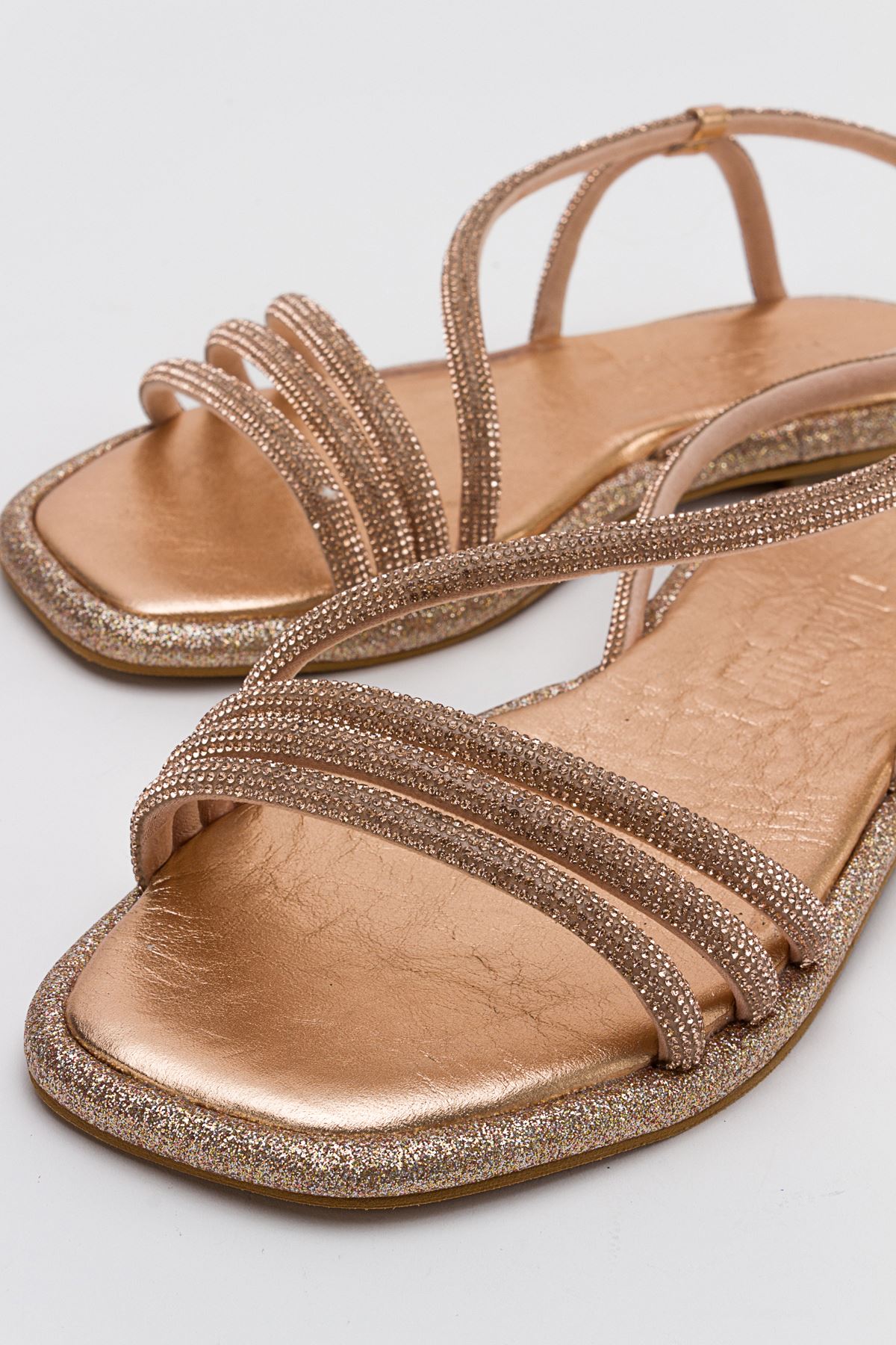 Düz Topuklu İpli Taşlı Kadın Sandalet Ursula Gate Shoes-Altın
