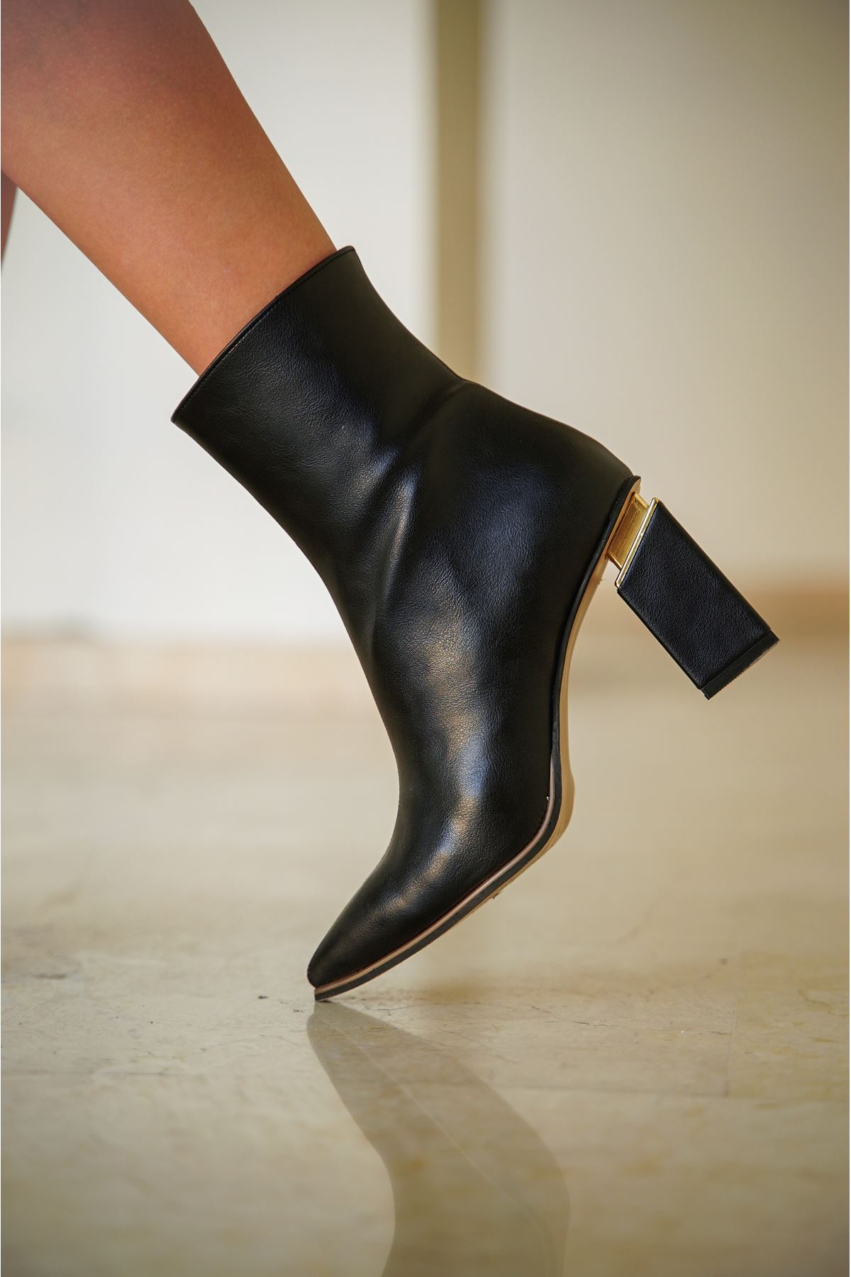 Alara Zarif Altın Renk Aksesuarlı Klasik Fermuarlı Abiye Kadın Bot Ayakkabı-Siyah